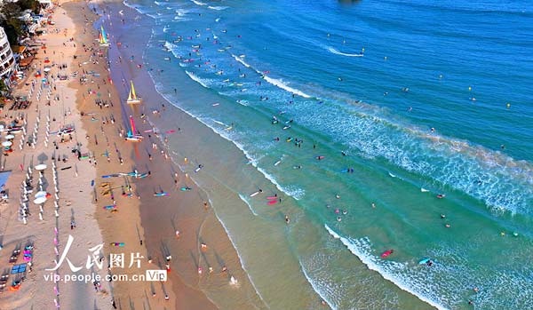 海南三亞：樂享沖浪運(yùn)動(dòng)
