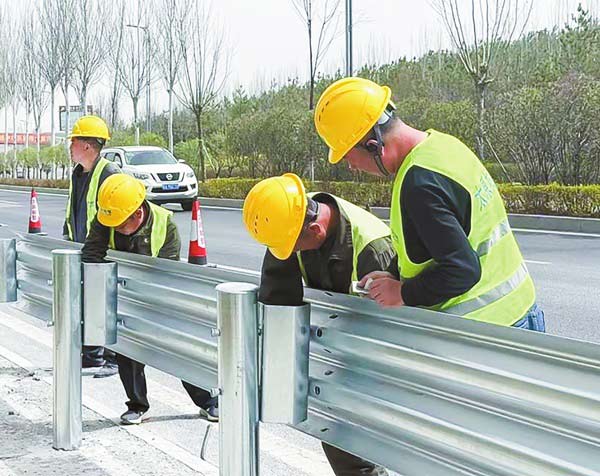 安裝防護欄　守好出行路